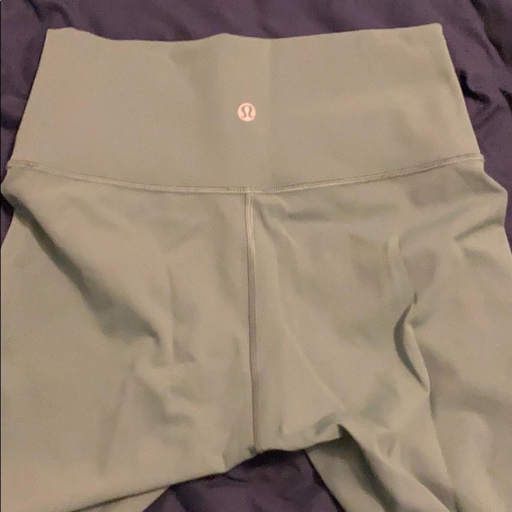 Lululemon Wunder Under size 6